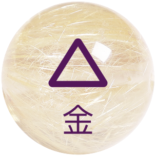 金曰“从革”，象征收敛、肃杀与变革。其性刚硬，如金属般坚韧。在五行中代表决断、清净与沉降的力量，是收获后进入冷静与整理的阶段。